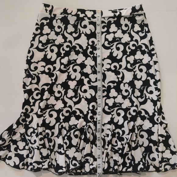 White House Black Market Floral Black/ White Women's Ruffled Skirt S- XS - Picture 3 of 5